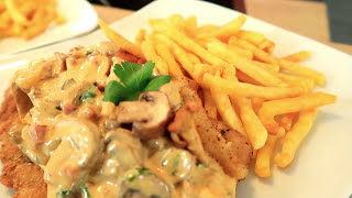 Schnitzel mit Pilzrahmsoße Rezept  Jägerschnitzel  Champignonrahmsauce kochen  Pommes [upl. by Sibley626]