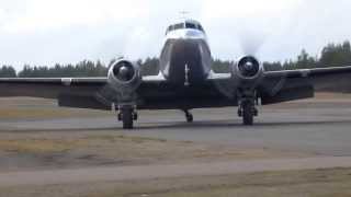 Douglas DC3 Bounce crosswind landing [upl. by Airbmat915]