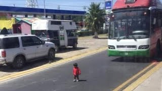 Mexibus por poco atropella a niño en estación Palomas L1 [upl. by Aneeuqahs]