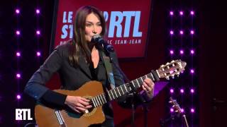 Carla Bruni  Quelquun ma dit en live dans le Grand Studio RTL  RTL  RTL [upl. by Klusek]