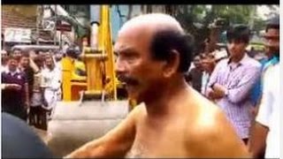 കട്ടക്കലിപ്പില്‍ മാമുകോയ റോഡിലിറങ്ങി  Malayalam actor Mamukoya turn violent on Calicut Corporation [upl. by Rehpotsrhc]